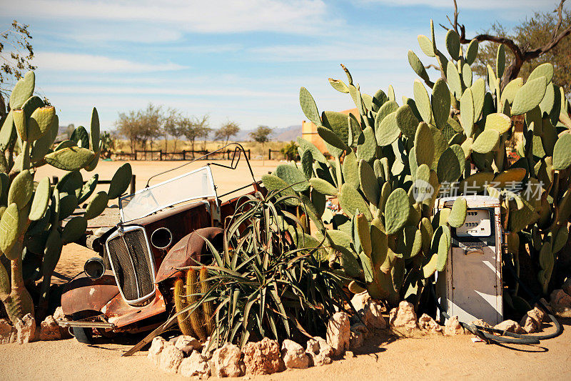 纳米比亚沙漠中Solitaire的燃油泵和汽车残骸