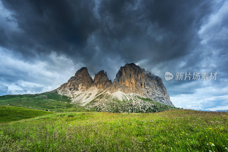 白云石山峰(南蒂罗尔，意大利)。