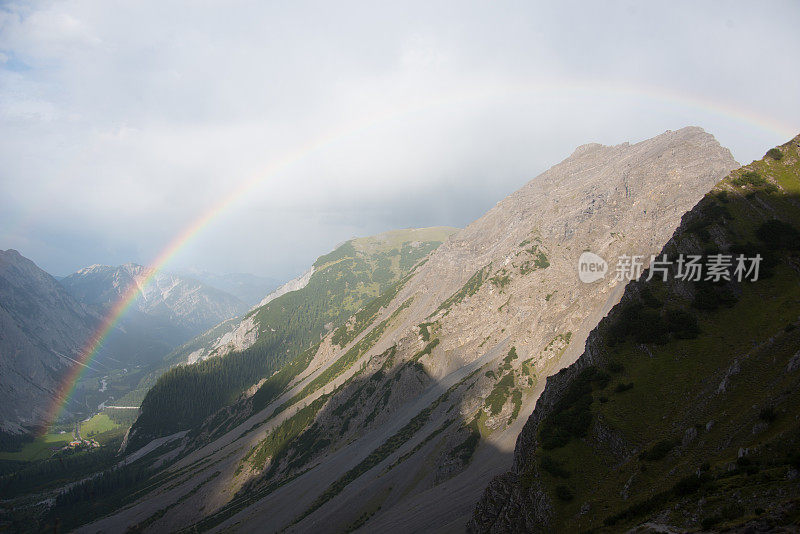 卡温德尔欧洲阿尔卑斯山的全景图，有彩虹