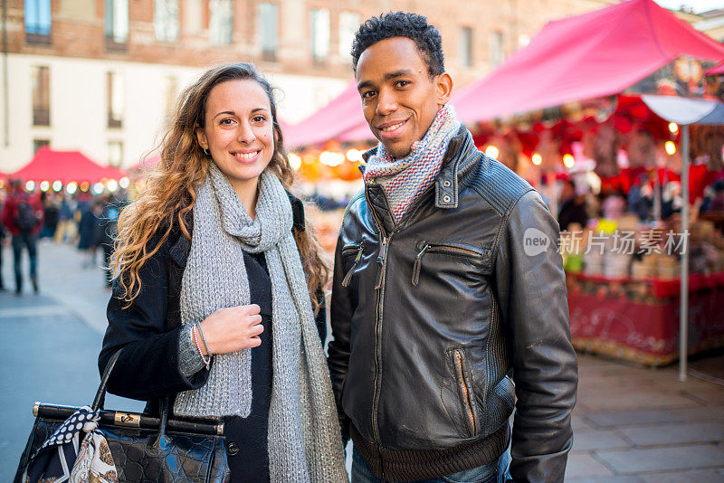 一对年轻夫妇在米兰的圣诞市场