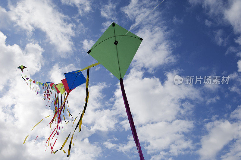 多只风筝在明亮的蓝色夏日天空中飞翔