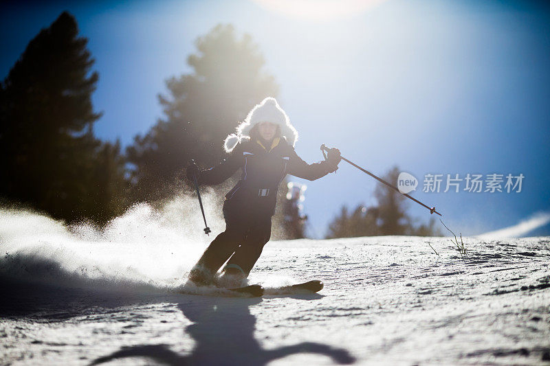 女人滑雪。