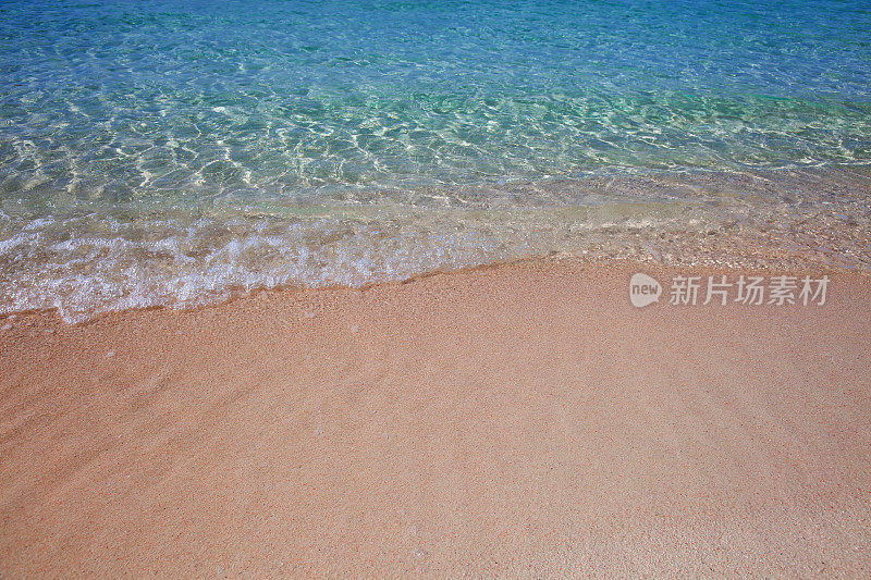 海浪在马布尔岛海滩，西巴丹岛，马来西亚婆罗洲