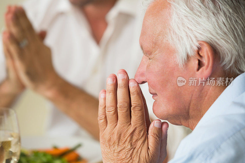 一个老人在做祷告的特写