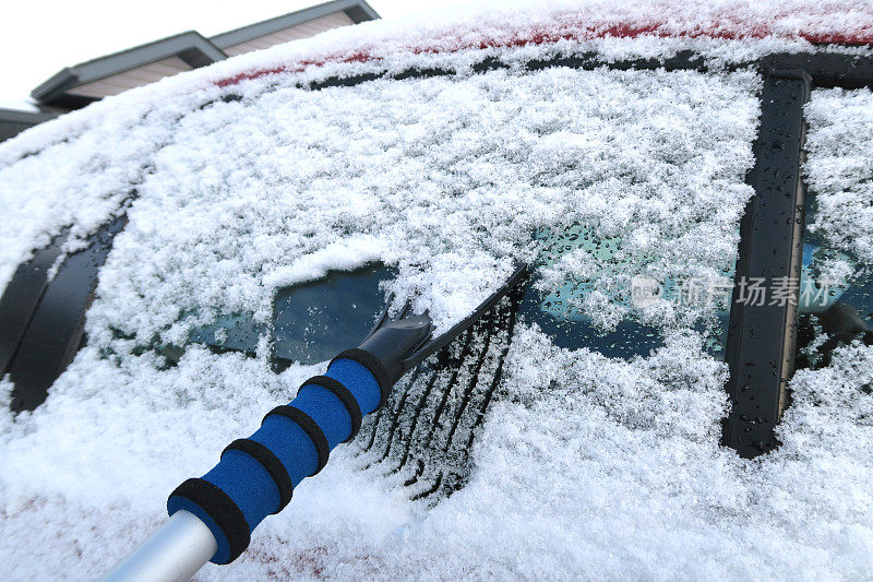 清理车窗上的积雪和厚冰