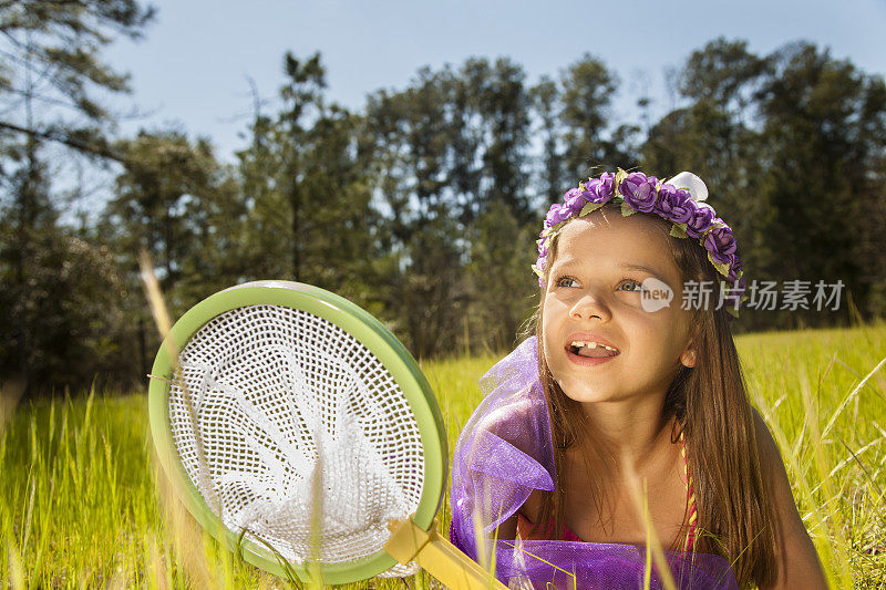 孩子们:初中生在高高的草丛里等着蝴蝶