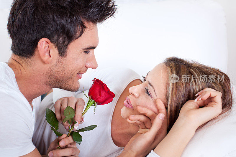 男人把红玫瑰送给女人