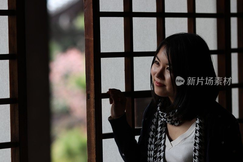 年轻的日本女子在日本寺庙