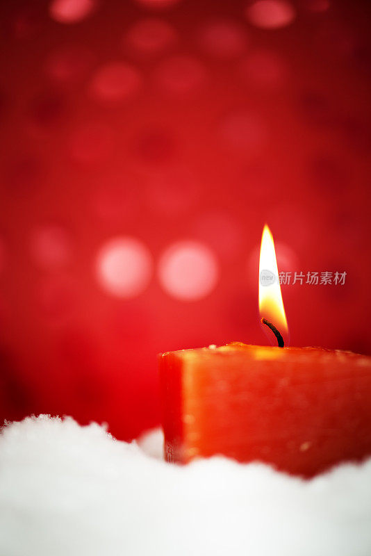 白雪上的红色圣诞蜡烛