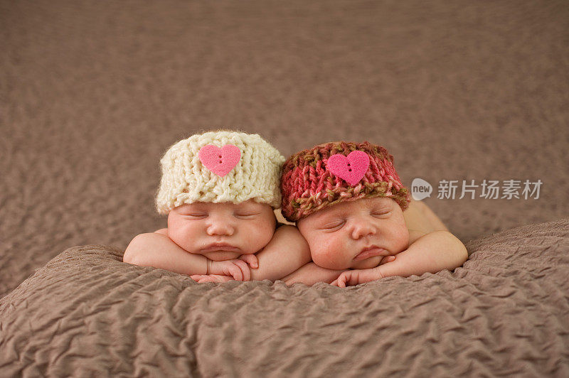 熟睡中的双胞胎新生女孩