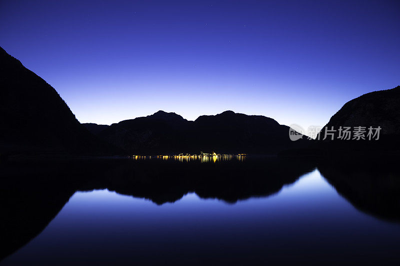 傍晚的山湖和城市灯光