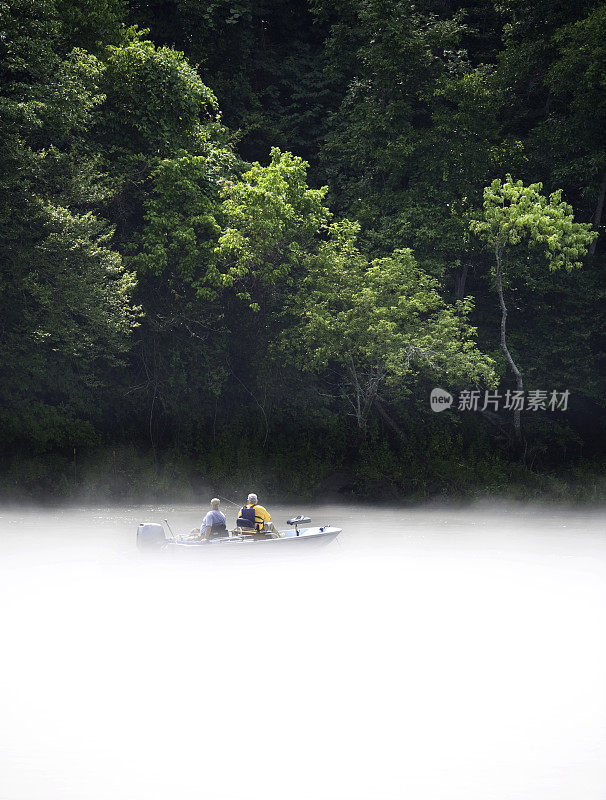 雾蒙蒙的渔民