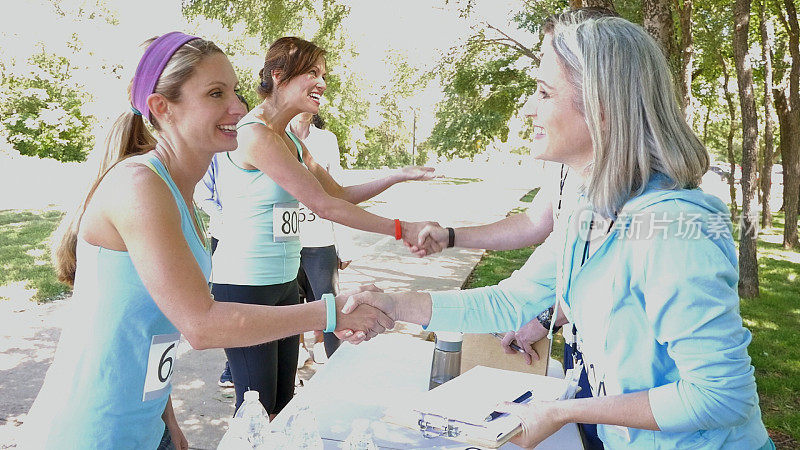 女运动员报名参加马拉松或慈善5公里赛跑