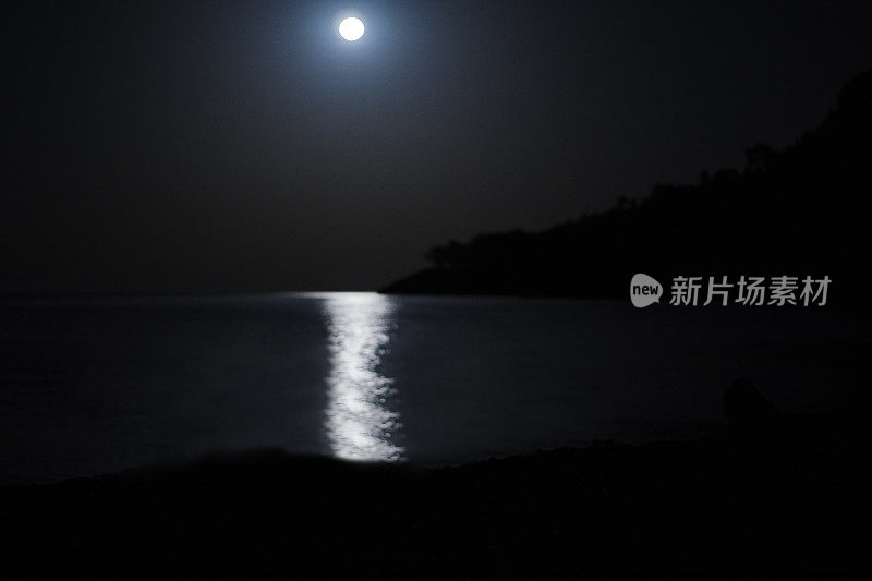 Rİsing海上的月亮