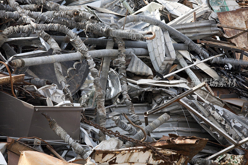 一堆堆生锈的废金属;回收利用和保护环境