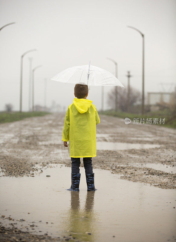 一个小男孩在雨中