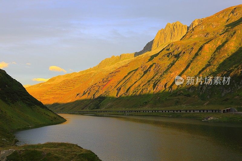 奥伯尔普湖、山口隧道、黄金日出、瑞士阿尔卑斯山、格劳宾登