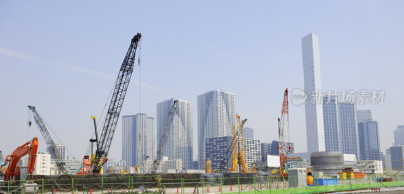 摩天大楼前的大型建筑工地