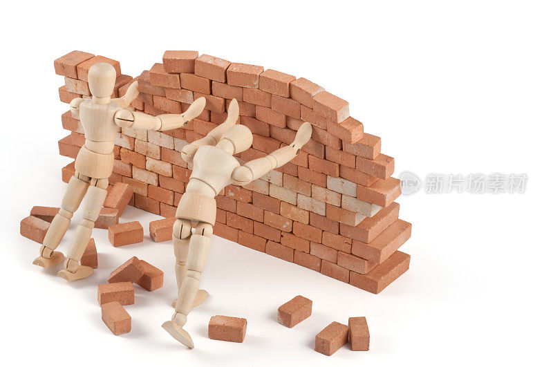 木制人体模型推着墙