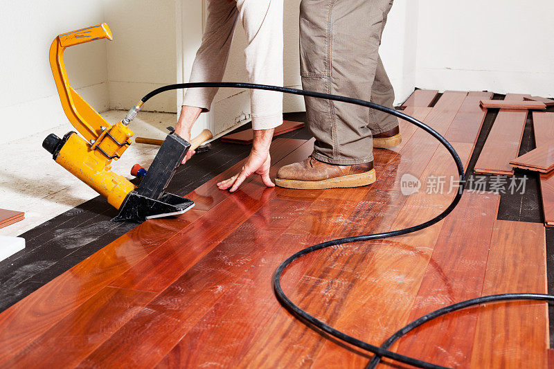 木工安装硬木地板