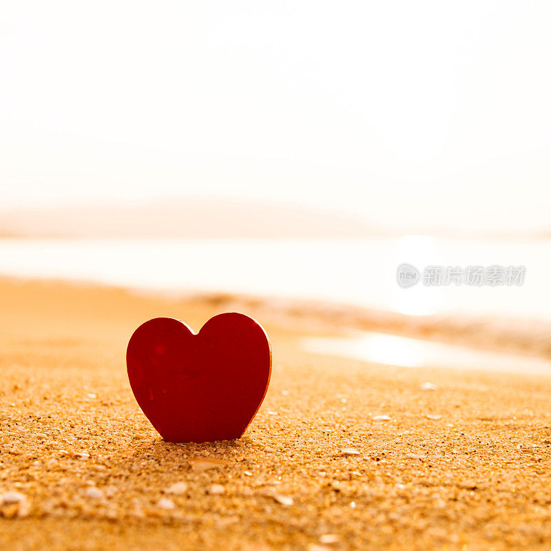 红色的心形在金色的海滩上