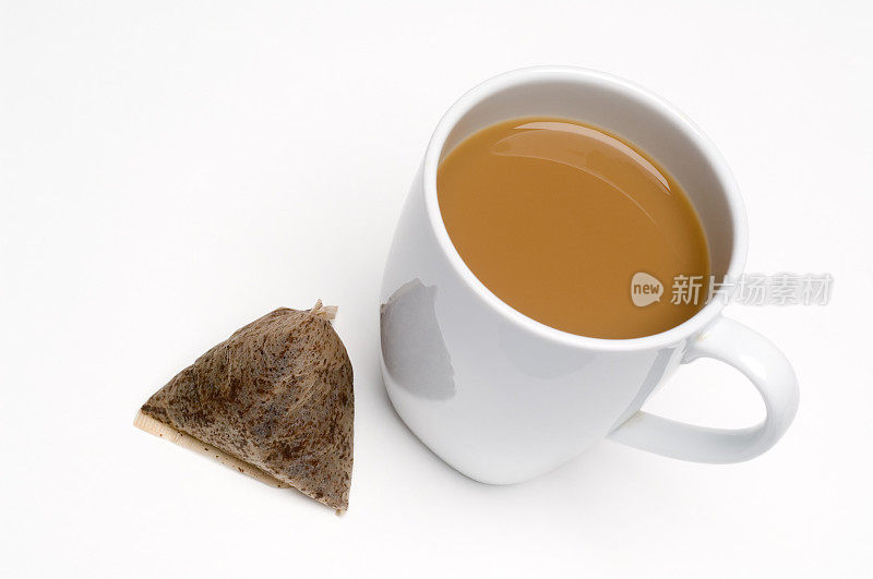 一杯茶和用的茶包上白色