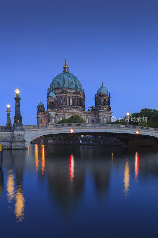 弗里德里希大桥和柏林大教堂的黄昏