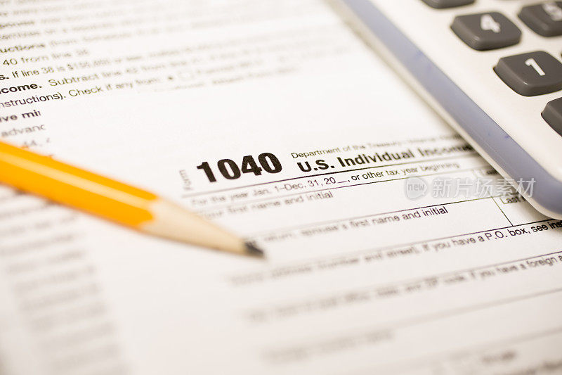 所得税表格，铅笔，计算器近景。