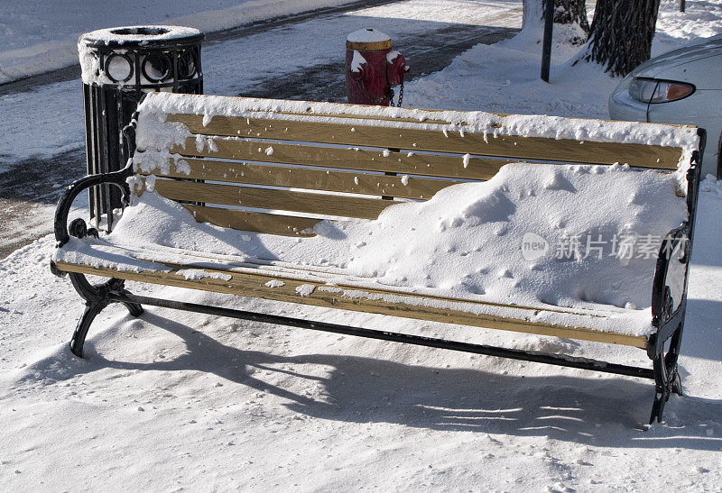 萨斯卡通市中心的雪覆盖长凳