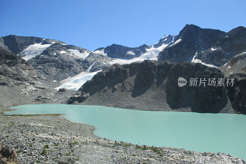 风景秀丽的绿松石山湖