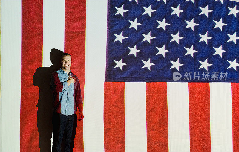 在美国国旗前微笑的男人