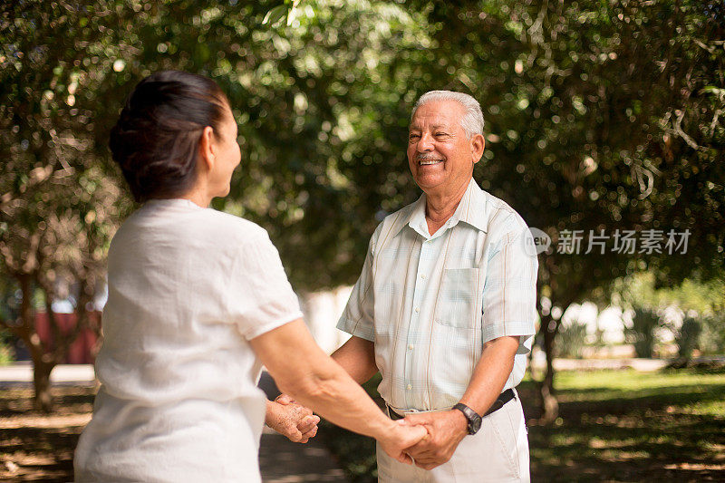 夫妻俩站在公园里