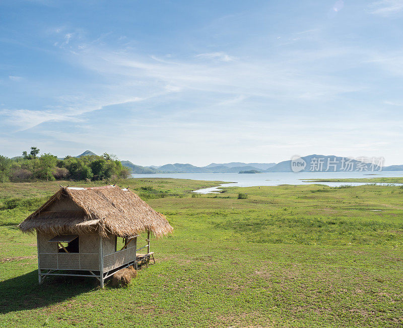 亚洲传统手工小屋，湖滨风光和清晰的bl