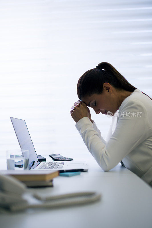 女商人坐在办公室里思考