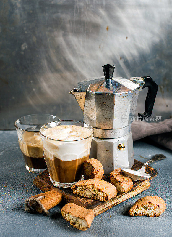 乡村木板上的拿铁咖啡，cantucci饼干和意大利Moka钢壶，灰色背景