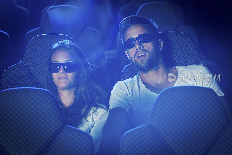 一对夫妇在看3D电影
