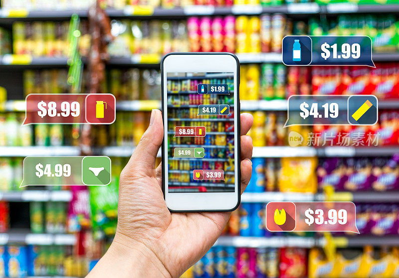 一名手持智能手机，使用增强现实技术的男子在超市买了一些食物