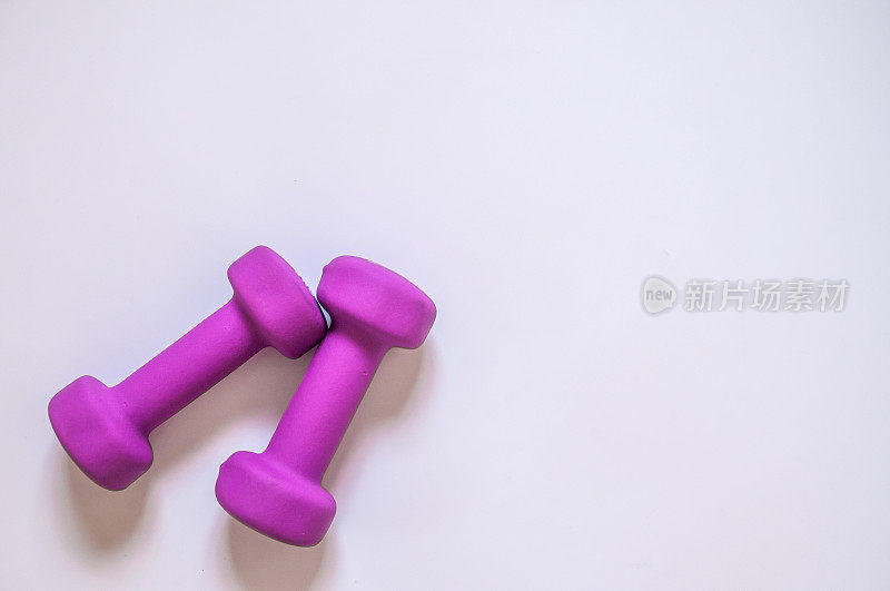 紫色哑铃，白色背景上隔离的健身概念，白色背景上隔离的健身概念，运动，健身