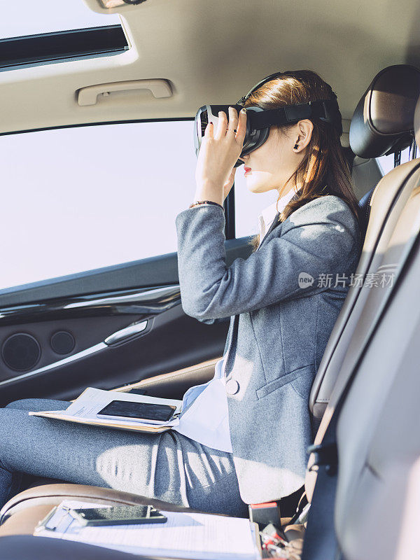 女商人在车里戴着VR眼镜