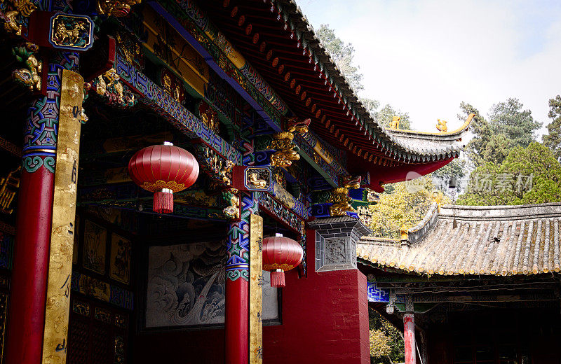 自然中的中国寺庙细节(中国云南昆明)