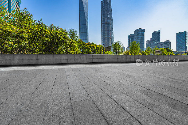 以上海城市天际线为背景的空砖地板