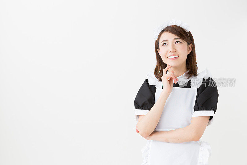 年轻的亚洲女服务员的肖像孤立在白色的背景