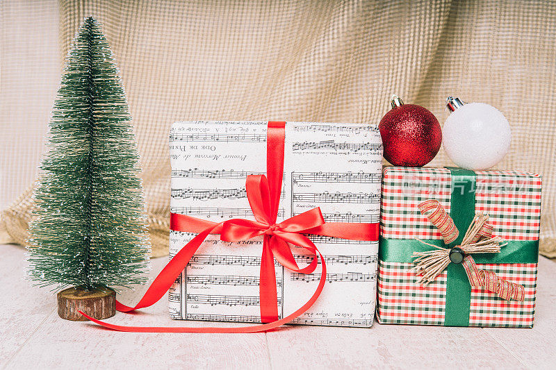 两件圣诞礼物和一棵小圣诞树