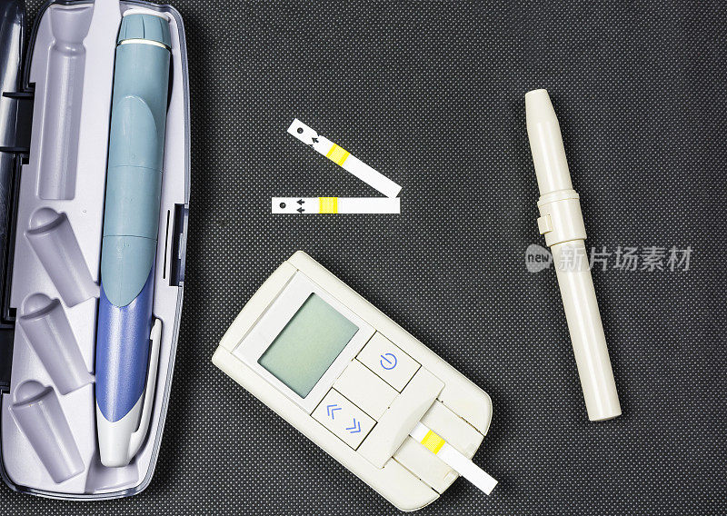 测量血糖的工具包和胰岛素笔。