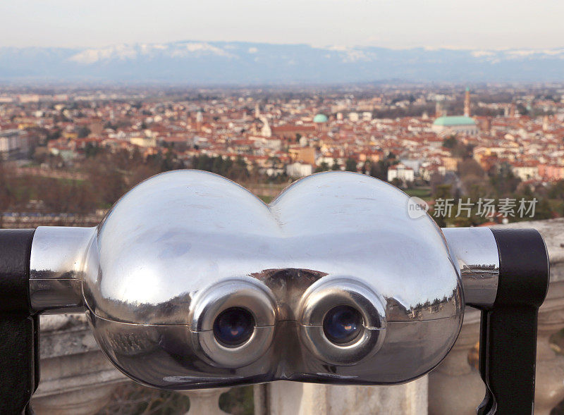 钢制双筒望远镜，可以看到维琴察城的全景