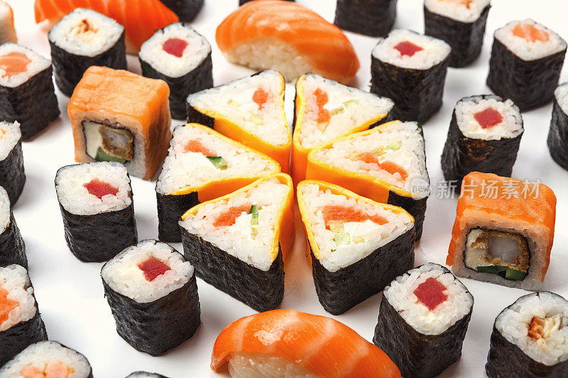 一套寿司，maki和卷孤立在白色的背景