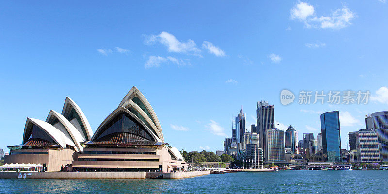 从悉尼港眺望悉尼歌剧院和地平线