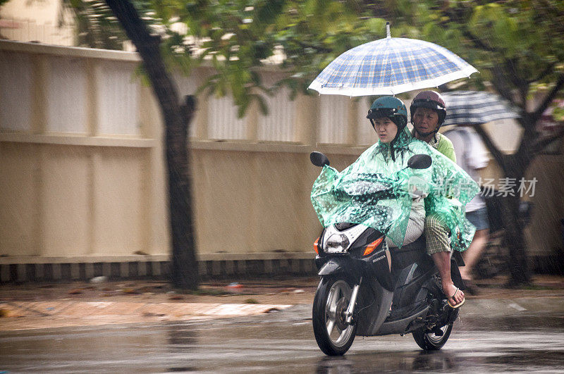 在大雨中骑摩托车