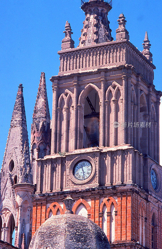 墨西哥圣米格尔德阿连德大教堂的尖顶和塔楼