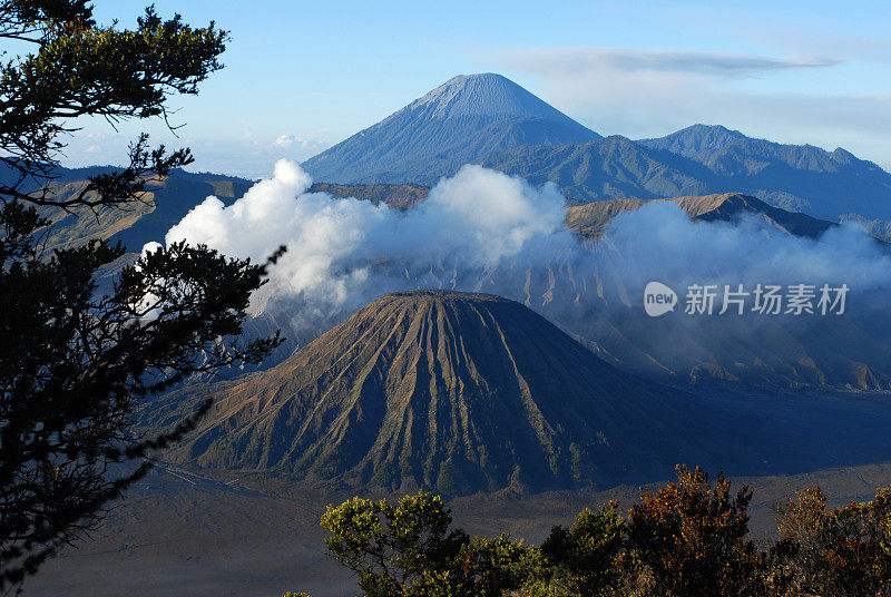 巴托克火山是印度尼西亚的一座火山。